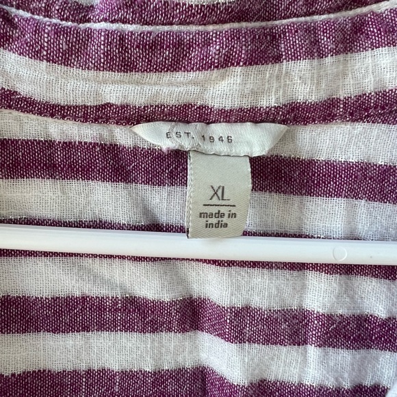 Purple and white XL button up with slight shimmer - Picture 2 of 3